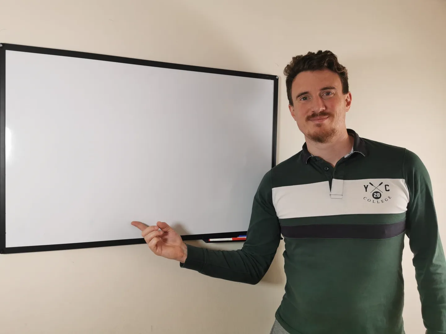 Borja, profesor de FitEnglish, explicando en la pizarra